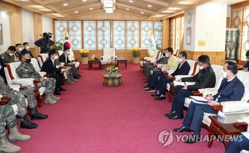 포항시청 방문한 국방부 차관(포항=연합뉴스) 손대성 기자 = 4일 경북 포항시청에서 포항 수성사격장 문제와 관련해 박재민 국방부 차관이 이강덕 포항시장을 만나 의견을 나누고 있다. 2020.11.4 sds123@yna.co.kr