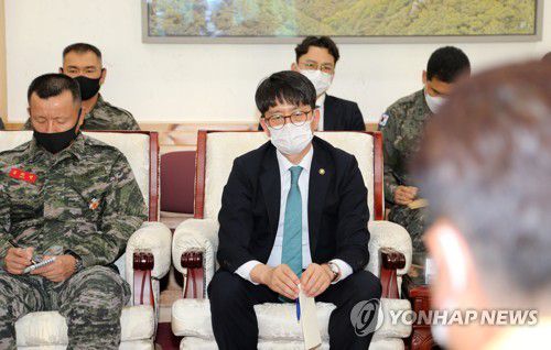 군사격장 논의하는 포항시장과 국방부 차관(포항=연합뉴스) 손대성 기자 = 4일 경북 포항시청에서 포항 수성사격장 문제와 관련해 박재민 국방부 차관(가운데)이 이강덕 포항시장을 만나 의견을 나누고 있다. 2020.11.4 sds123@yna.co.kr