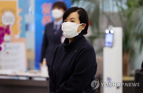 라임 판매사 2차 제재심 참석하는 박정림 KB증권 대표(서울=연합뉴스) 김인철 기자 = 박정림 KB증권 대표가 5일 오후 서울 영등포구 여의도 금융감독원에서 열리는 '라임 사모펀드 사태' 관련 판매사 2차 제재심의위원회에 참석하고 있다. 2020.11.5 yatoya@yna.co.kr