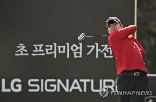 드라이버 티샷하는 이재경(서울=연합뉴스) 5일 경기 파주시 광탄면 서원밸리CC에서 열린 LG SIGNATURE 플레이어스 챔피언십 1라운드 5번 홀에서 이재경이 드라이버 티샷하고 있다. 2020.11.5 
    [KPGA 제공. 재판매 및 DB 금지] photo@yna.co.kr