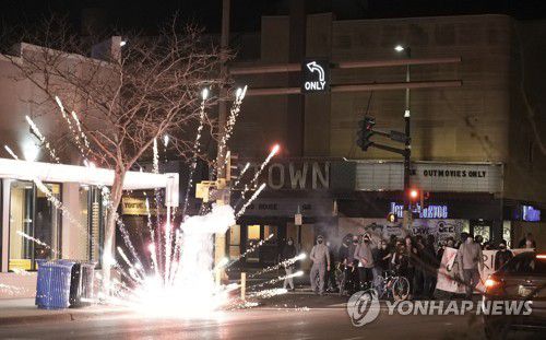 불꽃놀이용 화약 터뜨리는 시위대[AP=연합뉴스]