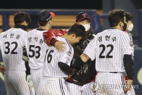 후배들 다독이는 최고참11월 5일 서울 잠실구장에서 열린 2020 프로야구 포스트시즌 준플레이오프 2차전에서 두산에 7-9로 패한 LG의 박용택이 후배들을 다독이고 있다. [연합뉴스 자료 사진]