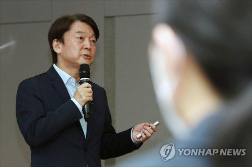 강연하는 국민의당 안철수 대표(서울=연합뉴스) 안정원 기자 = 국민의당 안철수 대표가 6일 오전 서울 여의도 국회 의원회관에서 열린 국민미래포럼 세미나 '포스트 코로나 시대, 대한민국의 혁신과제와 미래비전'에 참석, 강연하고 있다. 2020.11.6 jeong@yna.co.kr