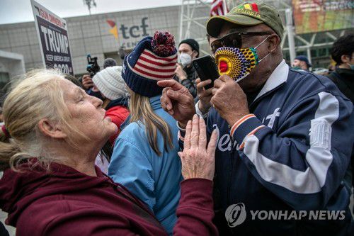 미 미시간 개표장 밖에서 설전 벌이는 트럼프 찬ㆍ반 시위대(디트로이트 AFP/게티이미지=연합뉴스) 미국 대선 개표 3일째인 5일(현지시간) 미시간주 디트로이트 TCF센터에 마련된 개표장 밖에서 도널드 트럼프 대통령 찬(왼쪽)ㆍ반(오른쪽) 시위대가 설전을 벌이고 있다. 트럼프 대통령 선거캠프는 개표 과정을 문제 삼아 미시간에서 개표 중단 소송을 제기했으나 이날 미시간주 1심 법원은 이를 기각했다. sungok@yna.co.kr