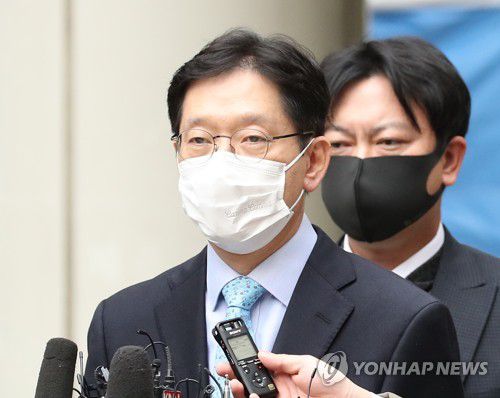 김경수 경남지사 징역 2년 실형, 법정구속은 면해(서울=연합뉴스) 김도훈 기자 = 댓글 여론조작 혐의로 재판에 넘겨진 김경수 경남지사가 6일 오후 서울 서초구 서울고등법원에서 열린 항소심 선고공판을 마친 뒤 취재진 질문에 답하고 있다.  superdoo82@yna.co.kr