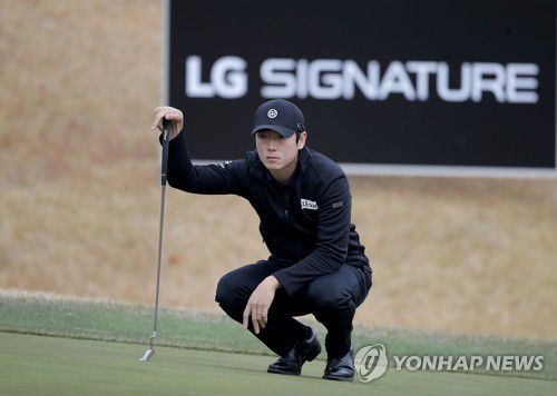 퍼팅라인 살피는 김태훈(서울=연합뉴스) 6일 경기 파주시 광탄면 서원밸리CC에서 열린 LG SIGNATURE 플레이어스 챔피언십 2라운드 14번 홀에서 김태훈이 퍼팅라인을 살피고 있다. 2020.11.6 
    [KPGA 제공. 재판매 및 DB 금지] photo@yna.co.kr