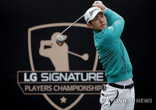 티샷하는 이수민(서울=연합뉴스) 6일 경기 파주시 광탄면 서원밸리CC에서 열린 LG SIGNATURE 플레이어스 챔피언십 2라운드 7번 홀에서 이수민이 티샷하고 있다. 2020.11.6 
    [KPGA 제공. 재판매 및 DB 금지] photo@yna.co.kr