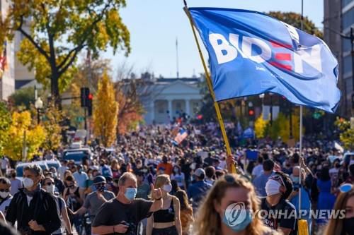 7일(현지시간) 조 바이든 민주당 대선 후보가 대통령에 당선됐다고 보도되자 그의 지지자들이 백악관 맞은편의 미 워싱턴DC '블랙라이브즈매터 플라자'에 나와 승리를 기념하고 있다. [AFP=연합뉴스]
