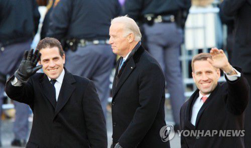 2009년 조 바이든 당시 부통령(가운데)과 함께 있는 장남 보(오른쪽)과 차남 헌터(왼쪽)[AFP=연합뉴스 자료사진]