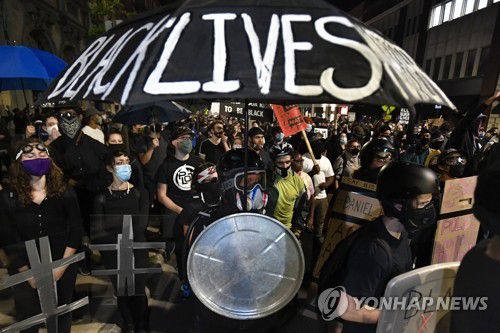 거리행진 하는 인종차별 항의 미국 시위대(로체스터 AP=연합뉴스) '흑인 복면 질식사'가 벌어진 미국 뉴욕 로체스터에서 지난 9월 4일(현지시간) 인종차별 항의 시위대가 '흑인 목숨도 소중하다'고 적힌 플래카드를 앞세우고 거리 행진을 하고 있다. sungok@yna.co.kr