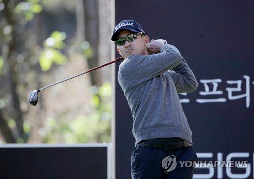 티샷 하는 한승수(서울=연합뉴스) 8일 경기도 파주시 서원밸리CC에서 열린 LG SIGNATURE 플레이어스 챔피언십 FR 9번 홀에서 한승수가 티샷을 하고 있다. 2020.11.8 
    [KPGA 제공. 재판매 및 DB 금지] photo@yna.co.kr