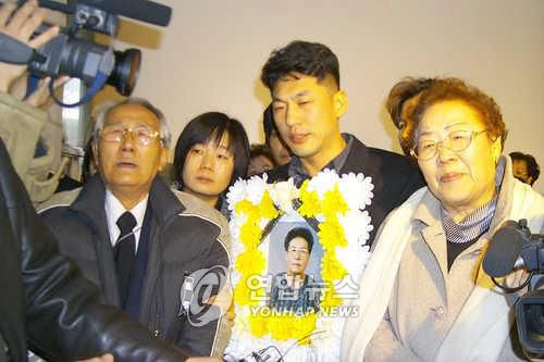 일본군 위안부 피해자 고(故) 정서운 할머니 장례식(서울=연합뉴스) 2004년 2월 28일 오전 경남 진해 화장장에서 일본군 위안부 피해자 고(故) 정서운 할머니의 시신을 모신 관이 화장을 위해 안으로 들어가자 남편(왼쪽)이 오열하고 같은 피해자인 이용수 할머니(오른쪽), 시민단체 회원들이 눈물을 흘리며 애도하고 있다. 2020.11.9. [연합뉴스 자료사진. 재판매 및 DB금지] photo@yna.co.kr