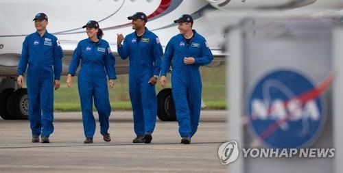 전세기편으로 발사장이 있는 케네디우주센터에 도착한 크루-1 미션 우주비행사들 [EPA=연합뉴스]