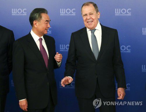 지난 9월 상하이협력기구 외교장관 회의 참석한 중·러 외교수장(모스크바 AP=연합뉴스)