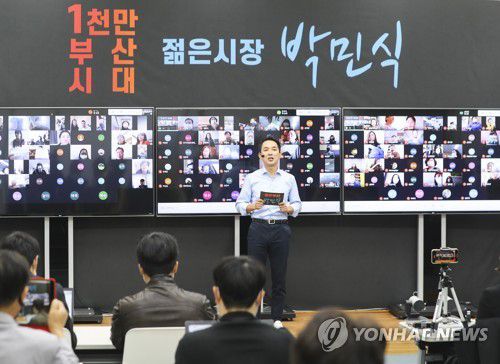 박민식, 부산시장 보궐선거 출사표(부산=연합뉴스) 강덕철 기자 = 국민의 힘 박민식 전 의원이 9일 오전 부산시의회 브리핑룸에서 내년 부산시장 보궐선거 출마 선언 기자회견을 하고 있다. 2020.11.9 kangdcc@yna.co.kr