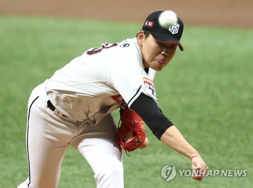 플레이오프 1차전, 역투하는 kt 소형준(서울=연합뉴스) 류영석 기자 = 9일 서울 고척 스카이돔에서 열린 2020 프로야구 포스트시즌 플레이오프 1차전 두산 베어스와 kt wiz의 경기.
    1회초 kt 선발 소형준이 역투하고 있다. 2020.11.9 ondol@yna.co.kr