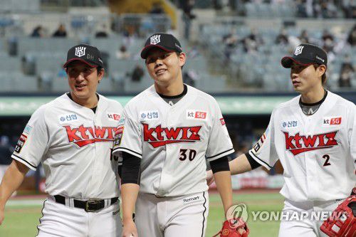 '형준아 형들이 지켜줄게'(서울=연합뉴스) 이정훈 기자 = 9일 서울 고척스카이돔에서 열린 2020 프로야구 포스트시즌 플레이오프 1차전 두산 베어스와 kt wiz 경기.
    kt 선발투수 소형준이 2회초를 무실점으로 막은 뒤 내야수 황재균, 심우준의 격려를 받고 있다. 2020.11.9 uwg806@yna.co.kr