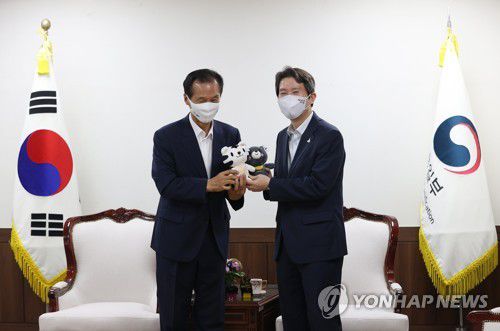 강원동계청소년올림픽 마스코트 전달(서울=연합뉴스) 이지은 기자 = 이인영 통일부 장관(오른쪽)이 4일 오전 정부서울청사에서 최문순 강원도지사와 면담에 앞서 2024 강원동계청소년올림픽대회 마스코트인 범이와 곰이 인형을 받고 있다. 2020.9.4 jieunlee@yna.co.kr