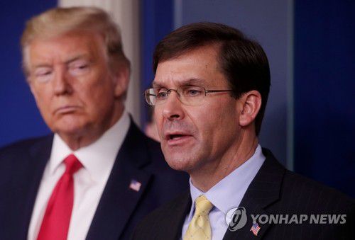 트럼프, 대선 패배 이틀 만에 에스퍼 국방장관 전격 경질(워싱턴 로이터=연합뉴스) 도널드 트럼프(왼쪽) 미국 대통령이 지난 3월 18일(현지시간) 백악관에서 열린 신종 코로나바이러스 감염증(코로나19) 태스크포스(TF)의 정례브리핑에 참석해 마크 에스퍼 국방장관이 발언하는 모습을 지켜보고 있다. 트럼프 대통령은 9일 대선 패배 이틀 만에 에스퍼 국방장관을 전격 경질했다. 에스퍼 장관은 지난 6월 인종차별 반대 시위에 군을 동원할 수 있다는 트럼프 대통령의 방침에 공개적으로 반기를 들었다가 경질 가능성이 계속해서 제기돼왔다. leekm@yna.co.kr
