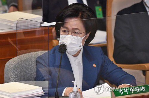 답변하는 추미애 법무부 장관(서울=연합뉴스) 안정원 기자 = 추미애 법무부 장관이 11일 국회에서 열린 예산결산특별위원회 전체회의에서 의원 질의에 답변하고 있다.  2020.11.11 jeong@yna.co.kr