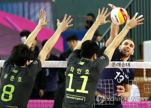 비예나 '여기가 빈틈이다'(인천=연합뉴스) 윤태현 기자 = 11일 인천 계양체육관에서 열린 남자프로배구 인천 대한항공 점보스와 천안 현대캐피탈 스카이워커스의 경기. 1세트 대한항공 비예나가 스파이크를 날리고 있다. 2020.11.11 tomatoyoon@yna.co.kr