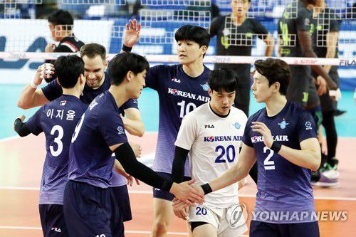 '이겼다'(인천=연합뉴스) 윤태현 기자 = 11일 인천 계양체육관에서 열린 남자프로배구 인천 대한항공 점보스와 천안 현대캐피탈 스카이워커스의 경기. 세트스코어 3-0으로 승리한 대한항공 선수들이 서로 격려하며 기뻐하고 있다. 2020.11.11 tomatoyoon@yna.co.kr