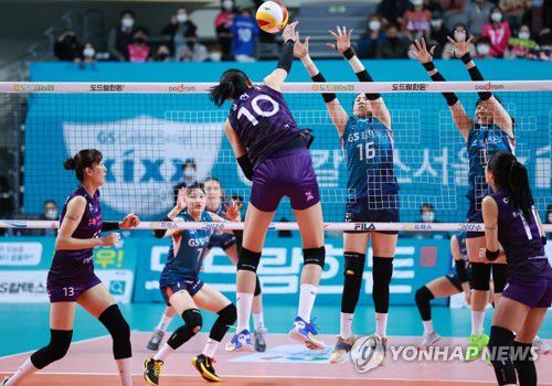 2세트 마무리하는 김연경(서울=연합뉴스) 홍해인 기자 = 11일 오후 서울 장충체육관에서 열린 도드람 2020-2021 V리그 배구 여자부 흥국생명과 GS칼텍스의 경기. 
    흥국생명 김연경이 2세트를 가져오는 마지막 득점으로 중앙 후위 공격에 성공하고 있다. 2020.11.11 hihong@yna.co.kr