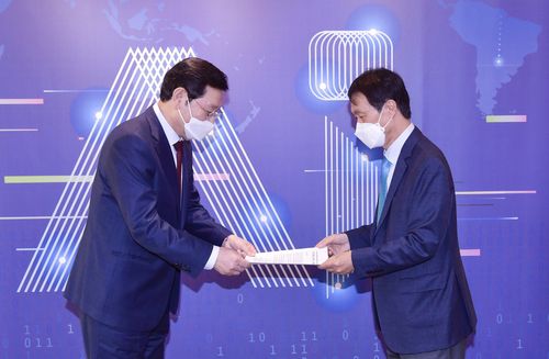 정책 권고문 받는 이용섭(왼쪽) 광주시장[광주시 제공. 재판매 및 DB 금지]