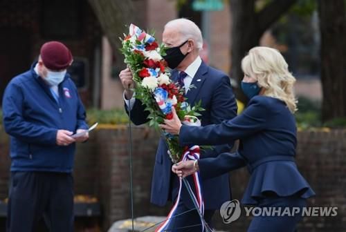 필라델피아 한국전 기념비에 헌화하는 바이든 당선인

    (필라델피아 AFP=연합뉴스) 조 바이든 미국 대통령 당선인이 11일(현지시간) 재향군인의 날을 맞아 부인 질 바이든 여사와 함께 필라델피아의 한국전 기념비를 찾아 헌화하고 있다.
    jsmoon@yna.co.kr