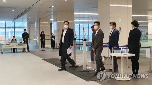 서울R&D 캠퍼스 방문한 이재용 부회장(서울=연합뉴스) 이재용 삼성전자 부회장이 12일 디자인 전략회의를 위해 서초구 우면동 서울R&D 캠퍼스에 들어서고 있다. 2020.11.12 
    [삼성전자 제공. 재판매 및 DB 금지] photo@yna.co.kr