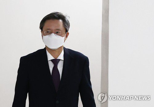 속행공판 출석하는 우병우(서울=연합뉴스) 한종찬 기자 = 박근혜정부의 '국정농단' 묵인 혐의와 국가정보원을 통한 불법사찰 혐의로 각각 기소돼 재판 중인 우병우 전 청와대 민정수석이 12일 오후 서울 서초구 서울고법에서 열린 속행공판에 출석하기 위해 법정으로 향하고 있다. saba@yna.co.kr