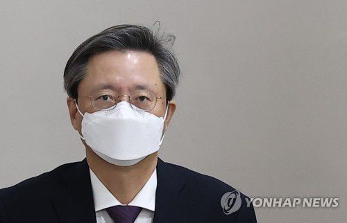 속행공판 출석하는 우병우(서울=연합뉴스) 한종찬 기자 = 박근혜정부의 '국정농단' 묵인 혐의와 국가정보원을 통한 불법사찰 혐의로 각각 기소돼 재판 중인 우병우 전 청와대 민정수석이 12일 오후 서울 서초구 서울고법에서 열린 속행공판에 출석하기 위해 법정으로 향하고 있다. saba@yna.co.kr