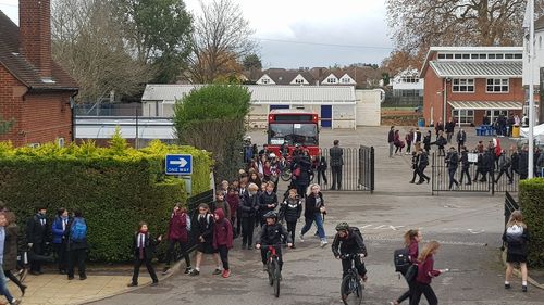 마스크 없이 하교하는 중등학교 학생들 (런던=연합뉴스) 박대한 특파원 = 영국 정부는 2차 봉쇄조치 기간에도 계속 학교 문을 열어두기로 했다. 마스크를 쓰지 않은 채 하교 중인 런던 교외의 한 중등학교 학생들의 모습. 2020.11.12 pdhis959@yna.co.kr