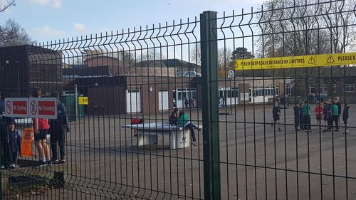 점심시간 야외활동 중인 초등학생들 (런던=연합뉴스) 박대한 특파원 = 2차 봉쇄조치 기간에도 등교를 지속하기로 한 런던 교외의 한 초등학교에서 학생들이 점심시간을 이용해 야외활동을 하는 모습. 2020.11.12 pdhis959@yna.co.kr