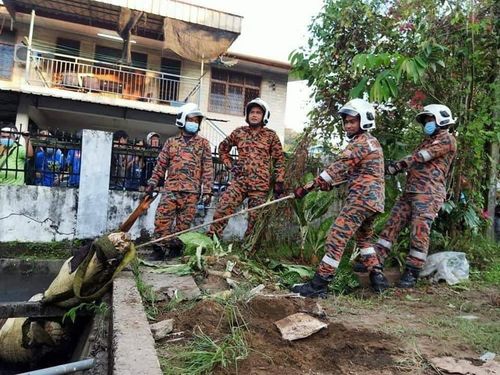 하수구에 낀 악어 구출하는 말레이시아 소방대원들[말레이시아 소방청 페이스북·재판매 및 DB 금지]