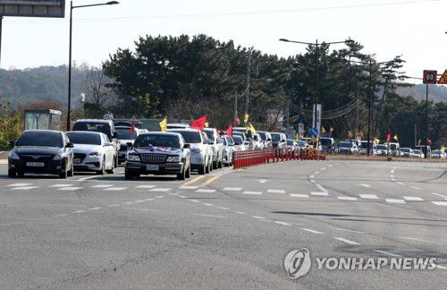 차 타고 이동(포항=연합뉴스) 손대성 기자 = 지난 10일 경북 포항 남구 장기면 주민과 포항수성사격장반대대책위원회가 수성사격장 폐쇄를 촉구하기 위해 차를 타고 행진하는 승차집회를 하고 있다. 2020.11.10 sds123@yna.co.kr