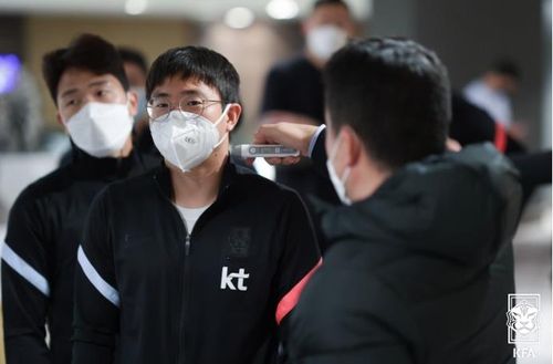 체온 측정하는 대표팀 선수들.[대한축구협회 제공. 재판매 및 DB 금지]