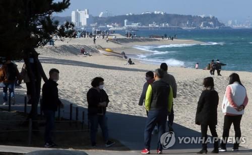 주말 동해안 찾은 관광객    (강릉=연합뉴스) 이해용 기자 = 14일 오후 강원 강릉시 경포해변이 관광객들로 북적이고 있다. 2020.11.14
    dmz@yna.co.kr (끝)