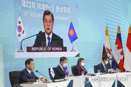 발언하는 문 대통령(서울=연합뉴스) 이진욱 기자 = 문재인 대통령이 14일 오후 청와대에서 열린 '아세안+3' 화상 정상회의에서 발언하고 있다. 2020.11.14 cityboy@yna.co.kr