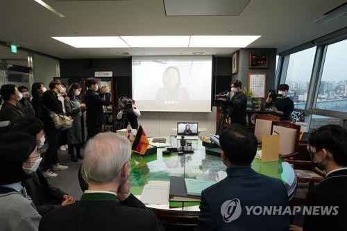 '독일 국민 고맙습니다' 성북구 학생들 편지 영상 전달식(서울=연합뉴스) 지난 13일 서울 성북구청에서 성북구 아동청소년과 주민, 공무원이 베를린 평화의소녀상 철거 명령 철회를 위해 함께 힘써 준 독일 국민과 시민단체에 감사의 마음을 담아 쓴 3,600여 통의 감사 손편지의 영상 전달식이 진행되고 있다. 
    이날 전달식에서는 이승로 성북구청장, 한스 크나이더 명예 성북동장, 손편지 작성 학생대표 4명이 독일 현지 '코리아협의회' 한정화 대표와 영상으로 만났다. 2020.11.15
    [서울 성북구청 제공. 재판매 및 DB 금지] photo@yna.co.kr