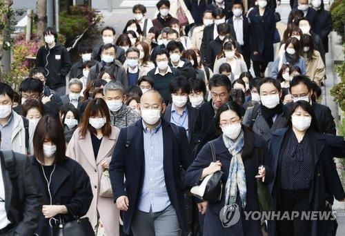출근하는 일본 직장인들[교도=연합뉴스 자료사진]