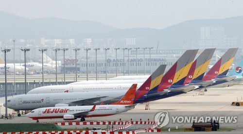 인천국제공항 주기장에 세워진 아시아나항공 여객기들[연합뉴스 자료사진]