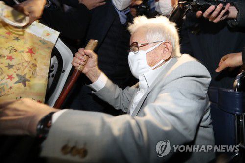 신천지 이만희 총회장 보석 석방(수원=연합뉴스) 홍기원 기자 = 감염병예방법 위반 등의 혐의로 구속기소된 신천지예수교 증거장막성전(신천지) 이만희 총회장이 12일 오후 경기도 수원시 팔달구 수원구치소에서 보석으로 석방되고 있다. 2020.11.12 xanadu@yna.co.kr