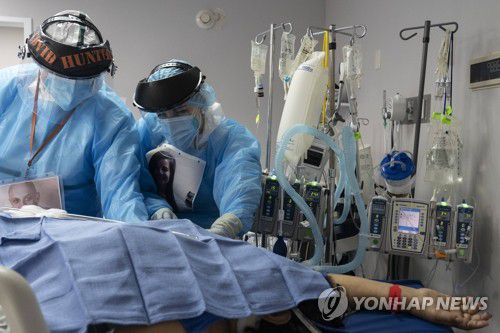 코로나19 집중치료실에서 환자 돌보는 미 의료진(휴스턴 AFP/게티이미지=연합뉴스) 신종 코로나바이러스 감염증(코로나19) 확산으로 비상인 미국 텍사스주 휴스턴의 '유나이티드 메모리얼 메디컬 센터'(UMMC) 의료진이 14일(현지시간) 집중치료실에서 코로나19 환자를 돌보고 있다. 미국에서는 전날 하루 동안 발생한 코로나19 신규 확진자가 18만 명을 넘어서 나흘 연속 최고치를 경신했다. sungok@yna.co.kr