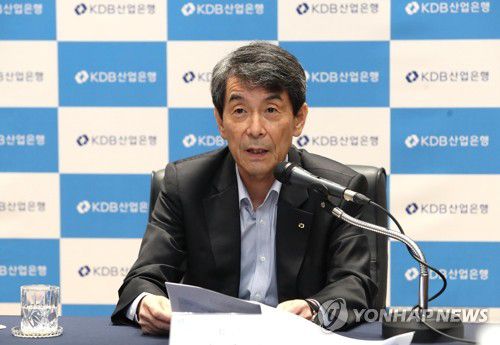 기자회견 하는 이동걸 산은 회장(서울=연합뉴스) 이동걸 산업은행 회장이 16일 온라인 기자간담회를 통해 대한항공과 아시아나항공 통합 추진 사실을 밝히고 있다.  [산업은행 제공, 재판매 및 DB화 금지] photo@yna.co.kr