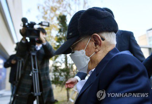 보석 석방 후 첫 재판 받는 신천지 이만희 총회장(수원=연합뉴스) 권준우 기자 = 감염병예방법 위반 등 혐의로 구속기소됐다가 최근 건강 악화 등을 이유로 보석 석방된 신천지예수교 증거장막성전(신천지) 이만희 총회장이 16일 오후 재판 출석을 위해 경기도 수원지방법원으로 이동하고 있다. 2020.11.16 stop@yna.co.kr