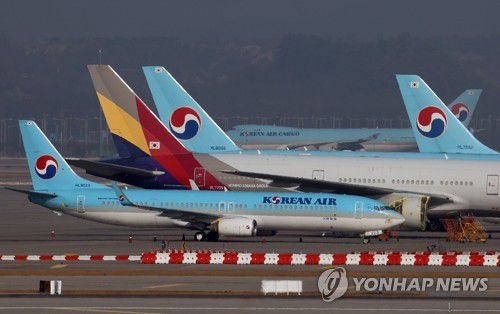 대한항공의 아시아나 인수(영종도=연합뉴스) 서명곤 기자 = 정부와 산업은행이 16일 대한항공의 아시아나항공 인수를 공식화했다. 
    국내 1, 2위를 합친 '글로벌 톱 10' 통합 국적항공사 출범을 추진하는 것이다.
    16일 인천국제공항 계류장에 대한항공과 아시아나항공 항공기들이 서있다. seephoto@yna.co.kr