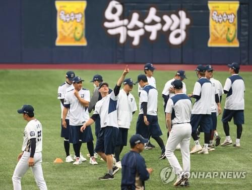 고척돔에서 훈련 중인 NC 다이노스[연합뉴스 자료사진]