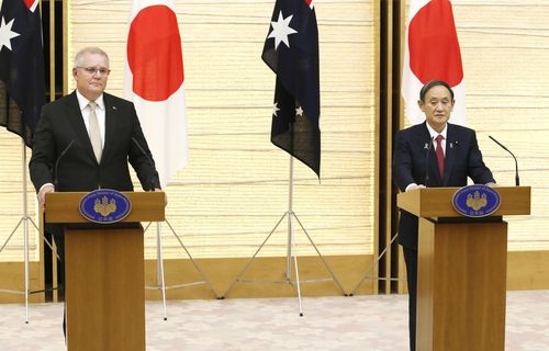 (도쿄 교도=연합뉴스) 스가 요시히데 일본 총리와 스콧 모리슨 호주 총리가 17일 도쿄 총리 관저에서 정상회담을 마친 뒤 공동 기자회견을 하고 있다.