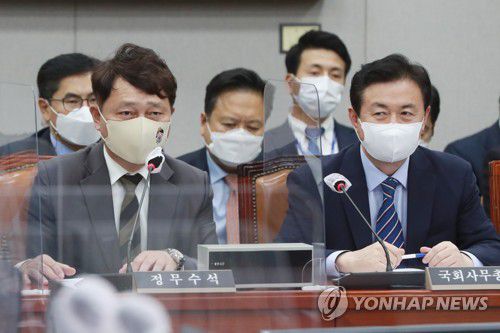 답변하는 최재성 정무수석(서울=연합뉴스) 진성철 기자 = 최재성 청와대 정무수석이 17일 국회 운영위원회 전체회의에서 답변하고 있다. 2020.11.17 zjin@yna.co.kr